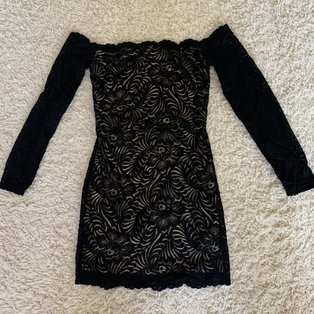 Bebe off Shoulder Scalloped Lace dress XXS